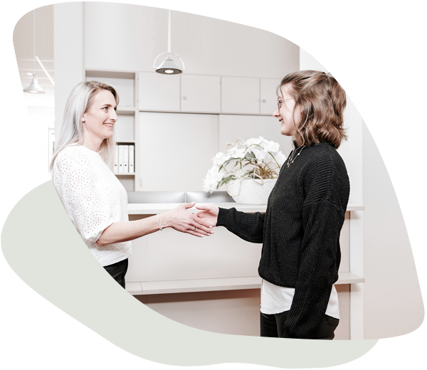 teaser-roecker-partner-kontakt-handshake-mit-illu-600x520-2